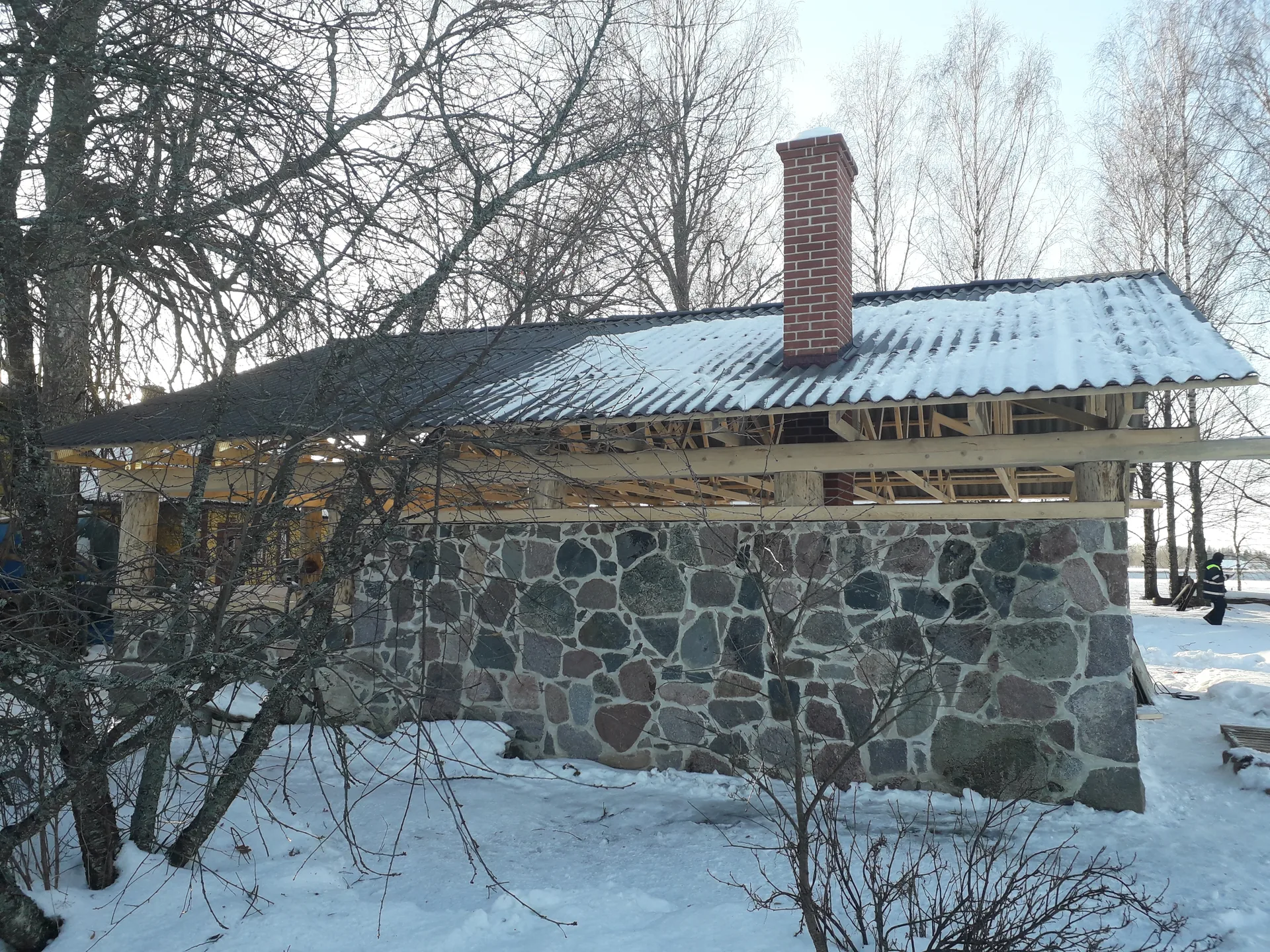 Maakivist ehitatud grillmaja talvises maastikus